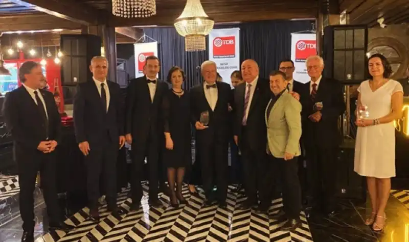 HDHO’da Gala Gecesinde Duayenlere Plaketleri