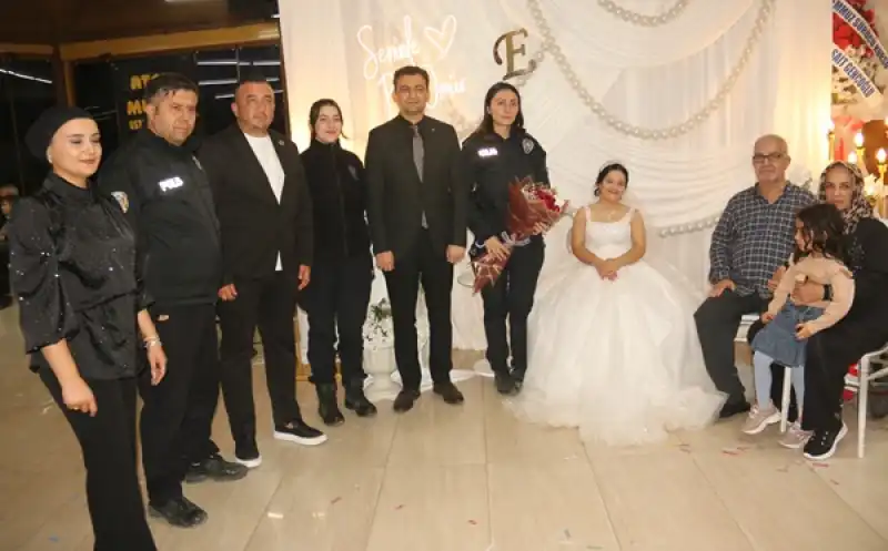 Hatay'da Down Sendromlu Ezgi'nin Gelinlik Giyme Hayali Gerçek Oldu