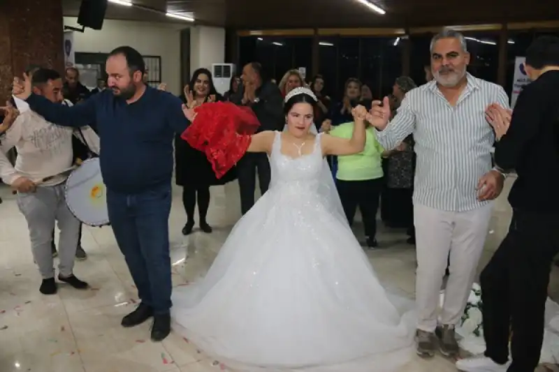 Hatay'da Down Sendromlu Ezgi'nin Gelinlik Giyme Hayali Gerçek Oldu