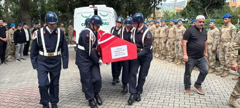 İzmir'de Kanser Nedeniyle Yaşamını Yitiren Uzman çavuşun Cenazesi Hatay'da Defnedildi 