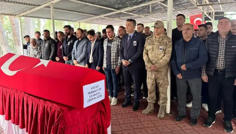 İzmir'de Kanser Nedeniyle Yaşamını Yitiren Uzman çavuşun Cenazesi Hatay'da Defnedildi 