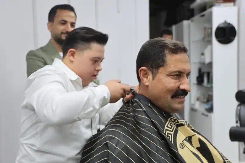 Hatay'da Down Sendromlu Kuaför Şükrü’nün İlk Müşterisi Vali Masatlı Oldu