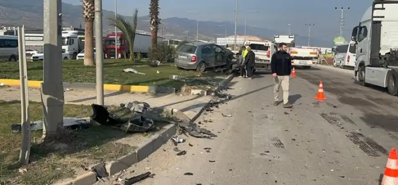 Hatay'da Iki Aracın çarpıştığı Kazada 5 Kişi Yaralandı