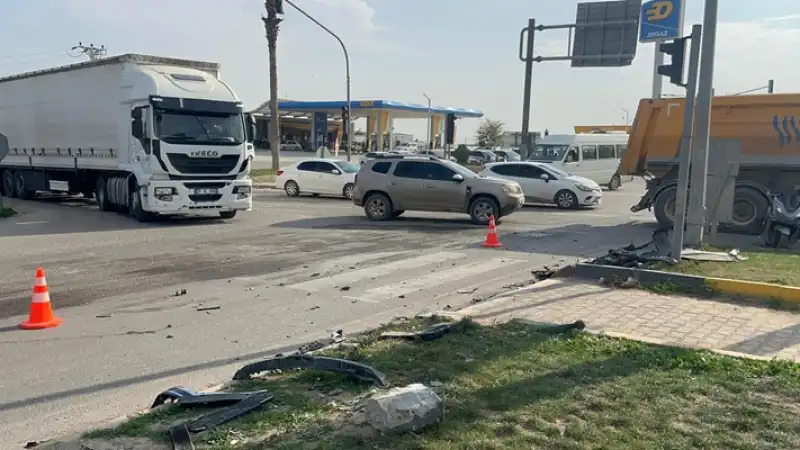 Hatay'da Iki Aracın çarpıştığı Kazada 5 Kişi Yaralandı