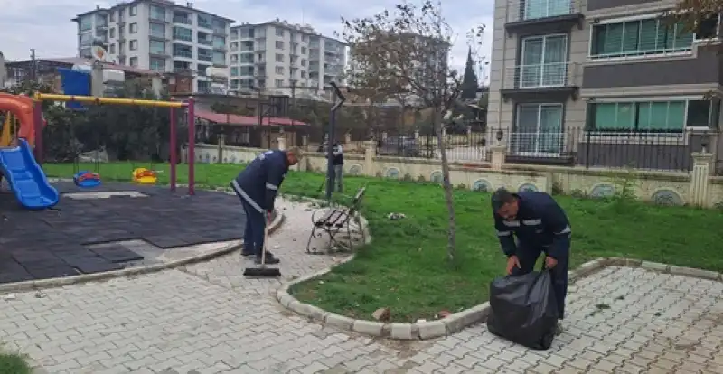 Parklarda çalışmalar Düzenli Olarak Sürdürülüyor