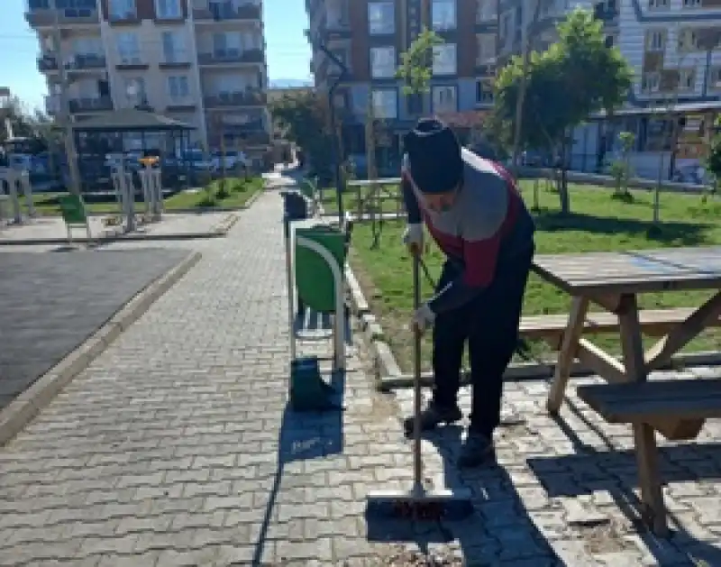 Parklarda çalışmalar Düzenli Olarak Sürdürülüyor