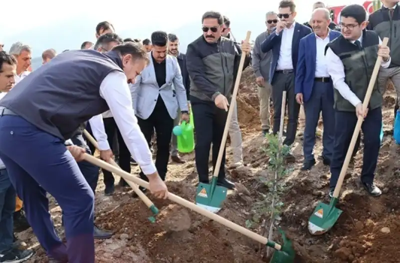 Deprem Şehitlerine 5 Bin Fidan