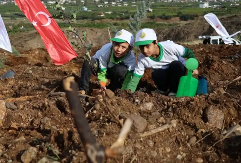 Deprem Şehitlerine 5 Bin Fidan