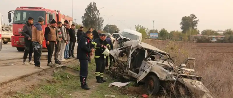 Hatay'da Minibüsle çarpışan Otomobildeki 2 Kişi Yaralandı