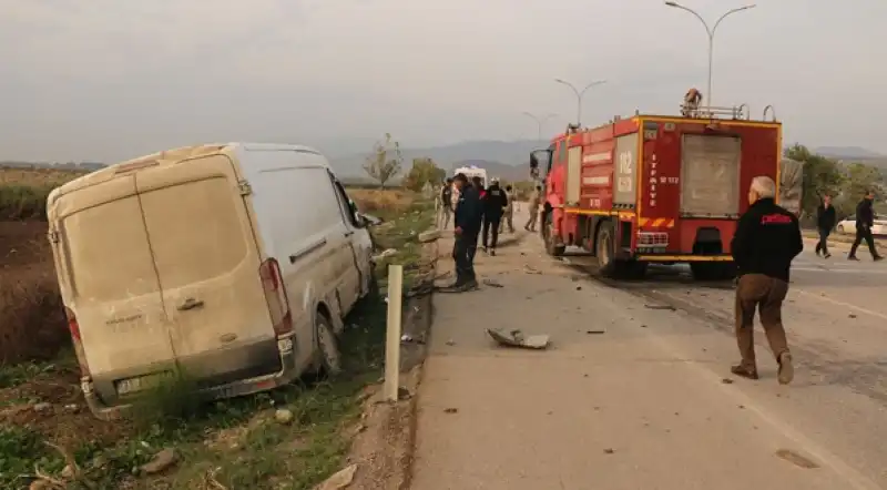 Hatay'da Minibüsle çarpışan Otomobildeki 2 Kişi Yaralandı