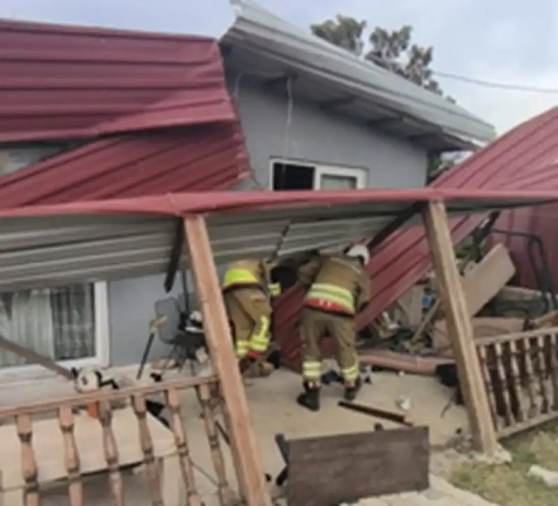 Fırtınada Uçan Çatı Eve Düştü: 3 Kişi Mahsur Kaldı