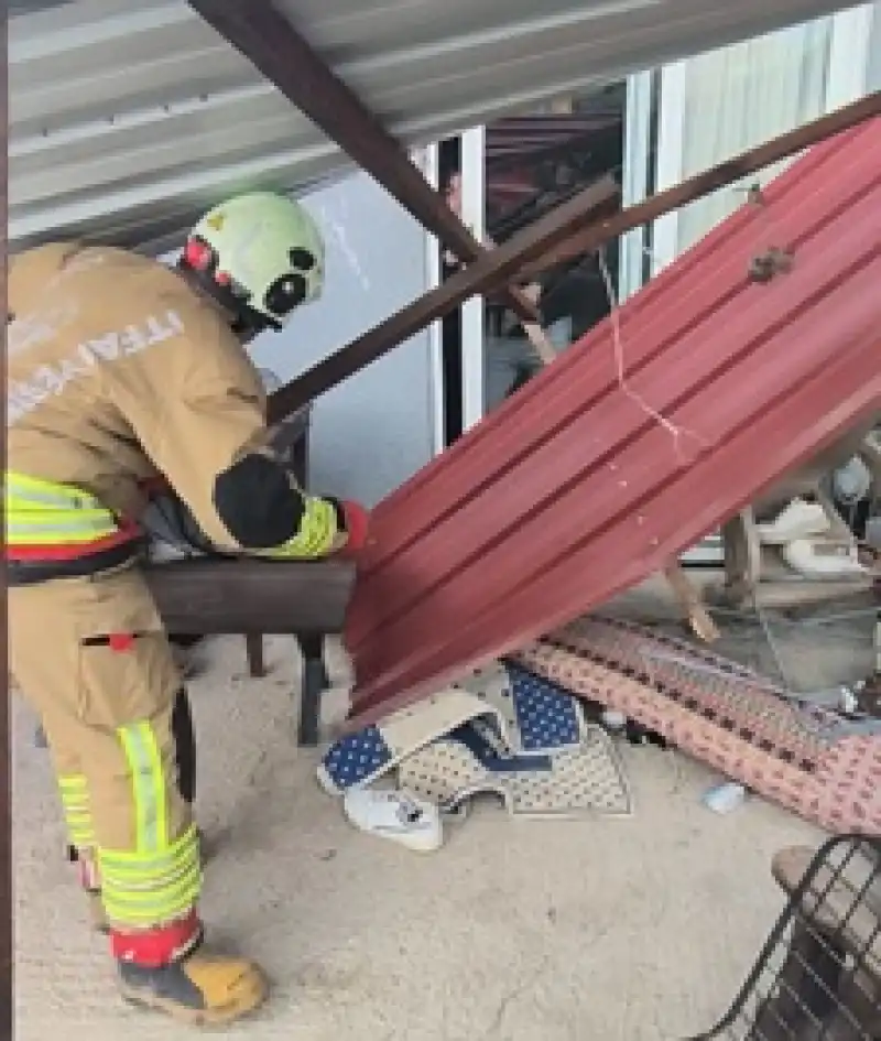 Fırtınada Uçan Çatı Eve Düştü: 3 Kişi Mahsur Kaldı