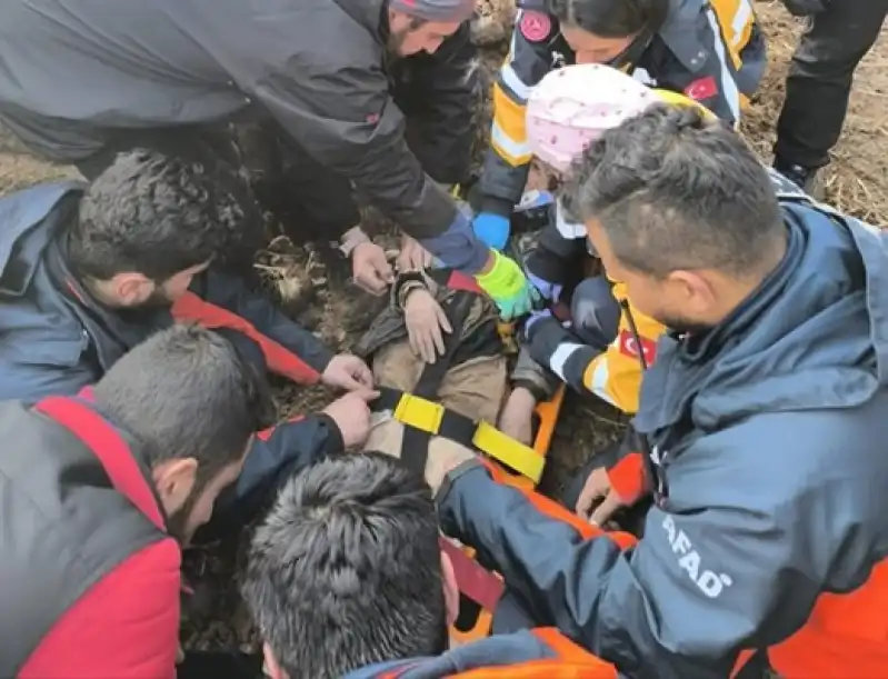 Hatay'da Kayıp Olarak Aranan Yabancı Uyruklu çocuk Gömüldüğü Topraktan Yaralı çıkarıldı