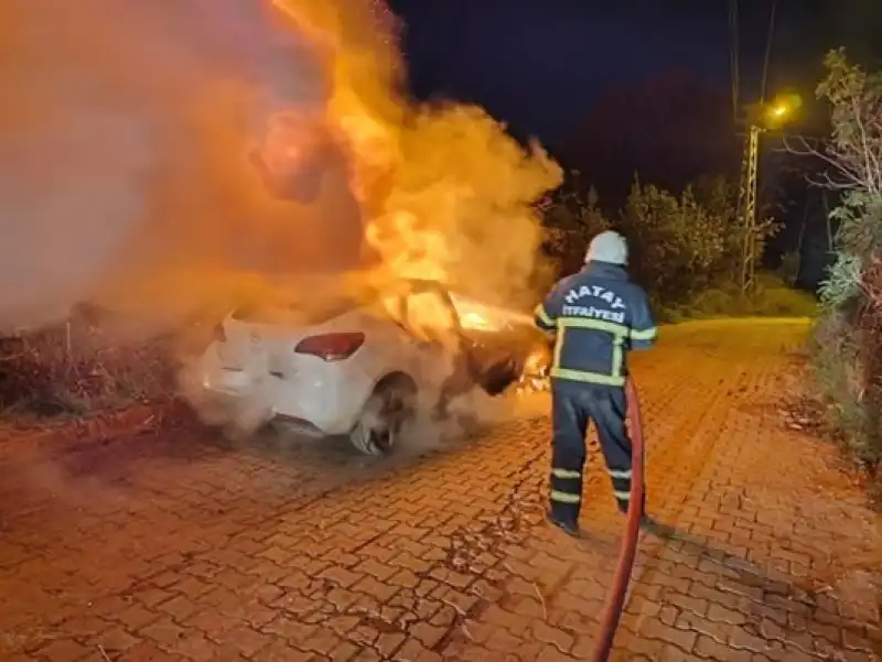 Defne’de Otomobil Yangını: Araç Kullanılamaz Hale Geldi!