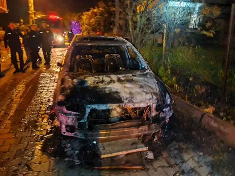 Defne’de Otomobil Yangını: Araç Kullanılamaz Hale Geldi!