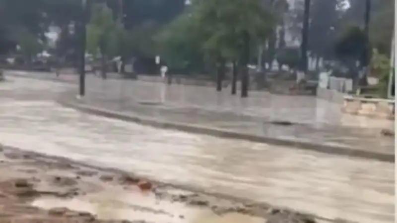 Antakya’da Yağmur Yolları Göle Çevirdi!