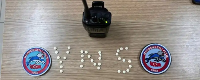 Hatay'da 33 Uyuşturucu Hap Ele Geçirilen Otomobildeki 2 şüpheli Gözaltına Alındı 