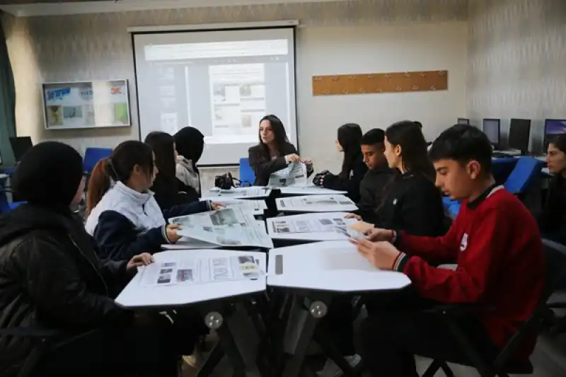 Hatay'da Gazete çıkaran Liseliler Mürekkep Kokusunu Okul Sıralarında Deneyimliyor