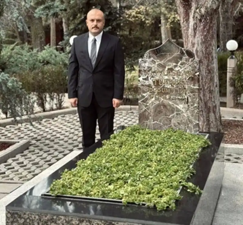 Evlatları Başbuğlarının Mezarını Ziyaret Etti