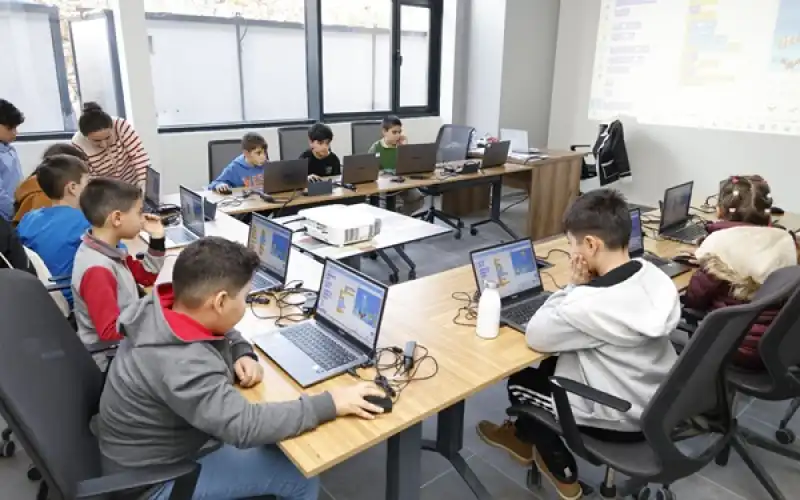 Büyükşehir Bilim Merkezinin Ilk öğrencileri 