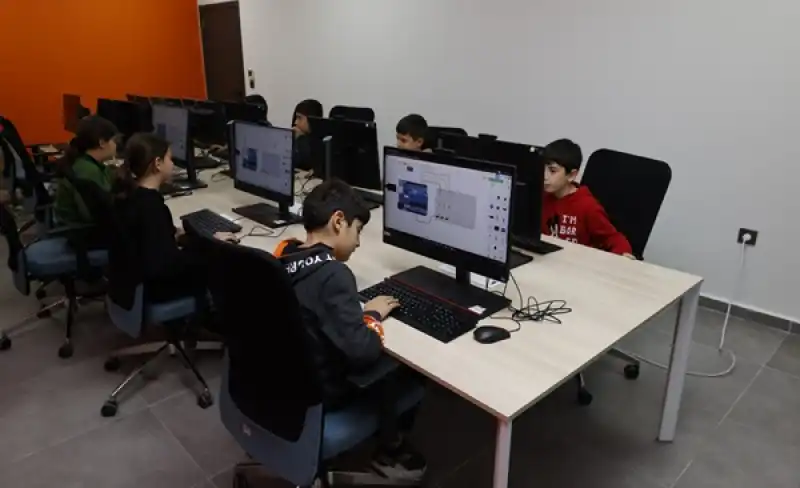 Büyükşehir Bilim Merkezinin Ilk öğrencileri 