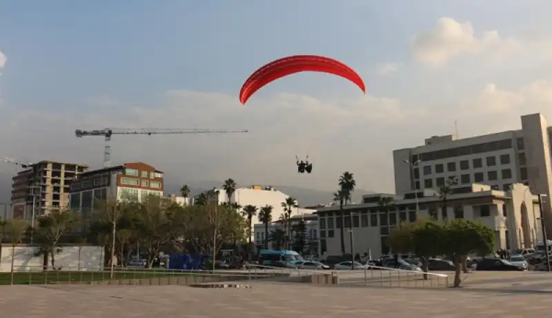Hatay’da Milli Sporcu, Yamaç Paraşütüyle Süzüldüğü Gökyüzünden Sırt Paraşütüyle Indi