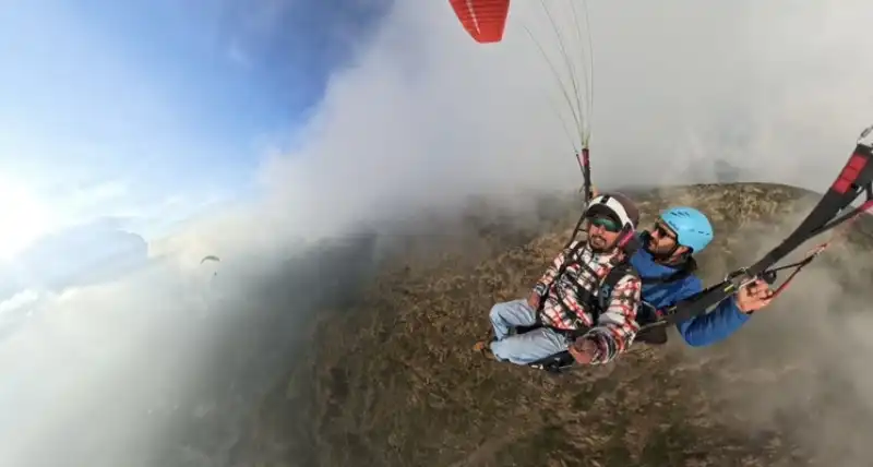 Hatay’da Milli Sporcu, Yamaç Paraşütüyle Süzüldüğü Gökyüzünden Sırt Paraşütüyle Indi