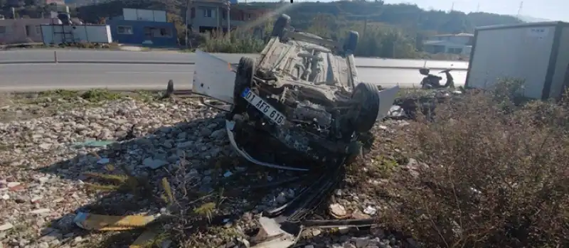 Samandağ Ilçesinde Devrilen Otomobildeki 2 Kişi Yaralandı