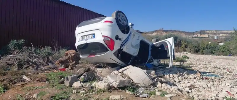 Samandağ Ilçesinde Devrilen Otomobildeki 2 Kişi Yaralandı