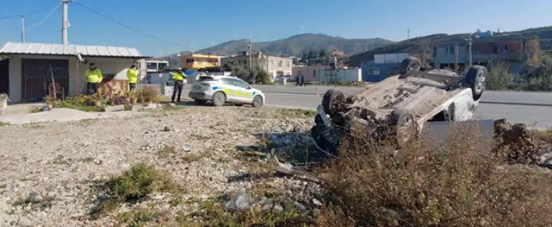 Samandağ Ilçesinde Devrilen Otomobildeki 2 Kişi Yaralandı