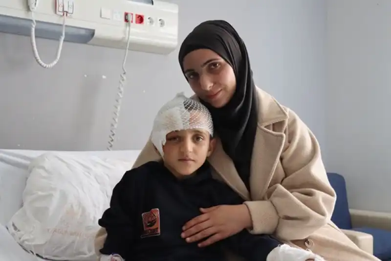 Hatay’da Toprağa Gömülü Halde Bulunan 10 Yaşındaki çocuğun Tedavisi Sürüyor