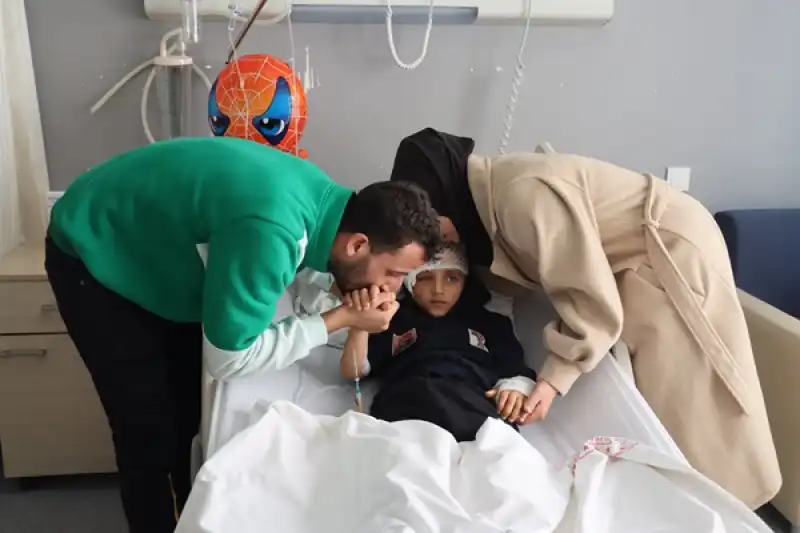 Hatay’da Toprağa Gömülü Halde Bulunan 10 Yaşındaki çocuğun Tedavisi Sürüyor