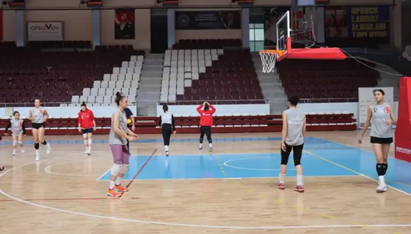 Depremde 8 Sporcusunu Kaybeden Kadın Voleybol Takımı 2. Lig'de Zirveye Oynuyor