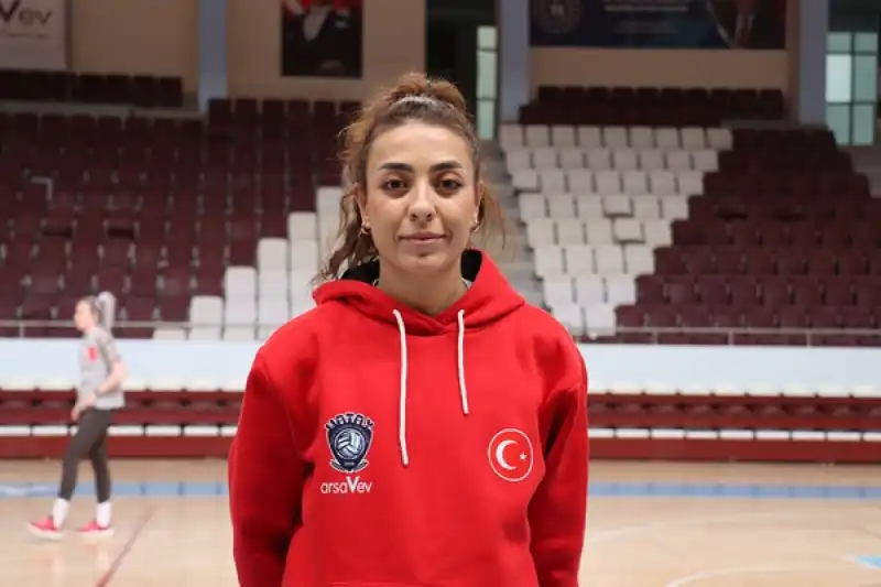 Depremde 8 Sporcusunu Kaybeden Kadın Voleybol Takımı 2. Lig'de Zirveye Oynuyor