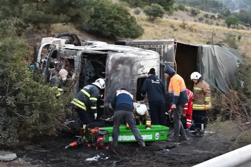 Angus Taşıyan TIR Devrildi, İki Kişi Hayatını Kaybetti!