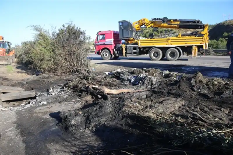 Hatay'da Devrilen Tırda çıkan Yangında 2 Kişi Hayatını Kaybetti 