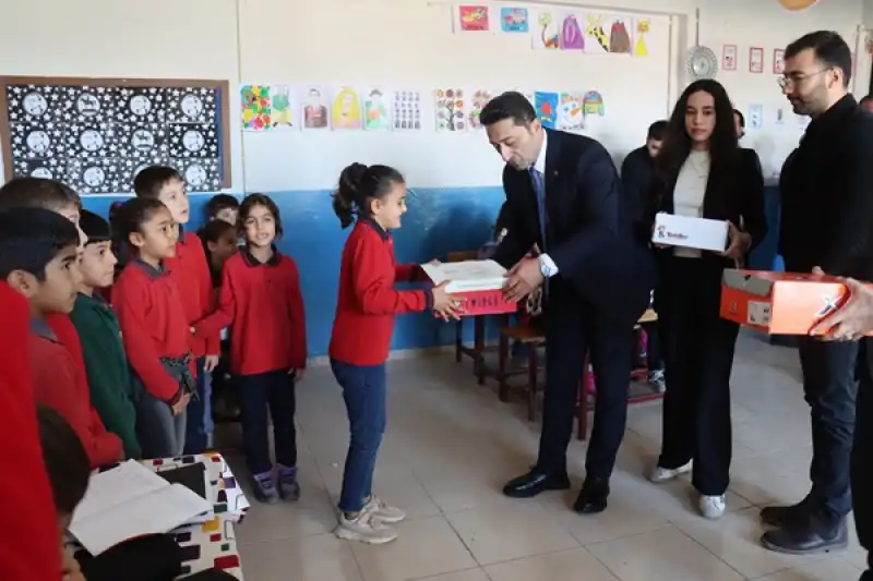 AYSAD üyeleri Hatay'daki Depremzede çocuklara Ayakkabı Dağıttı 