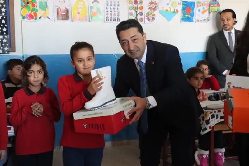 AYSAD üyeleri Hatay'daki Depremzede çocuklara Ayakkabı Dağıttı 