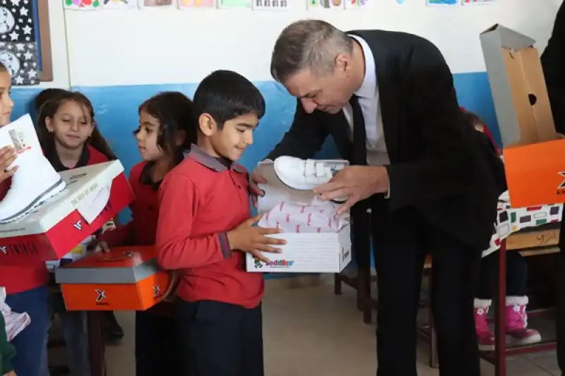 AYSAD üyeleri Hatay'daki Depremzede çocuklara Ayakkabı Dağıttı 