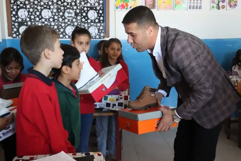 AYSAD üyeleri Hatay'daki Depremzede çocuklara Ayakkabı Dağıttı 