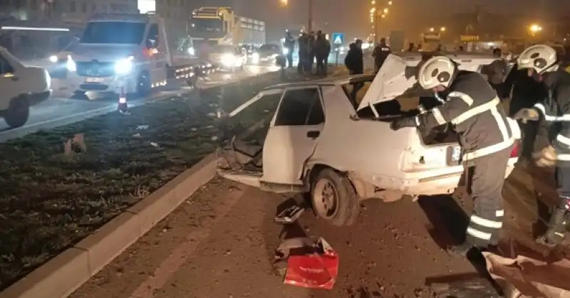 Tırla Çarpışan Otomobil İkiye Ayrıldı: 1 Yaralı