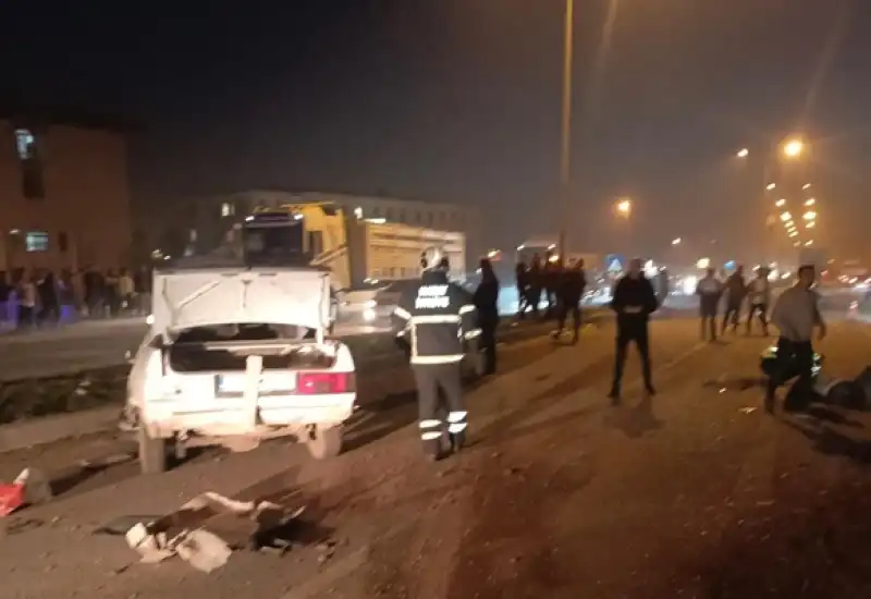 Tırla Çarpışan Otomobil İkiye Ayrıldı: 1 Yaralı