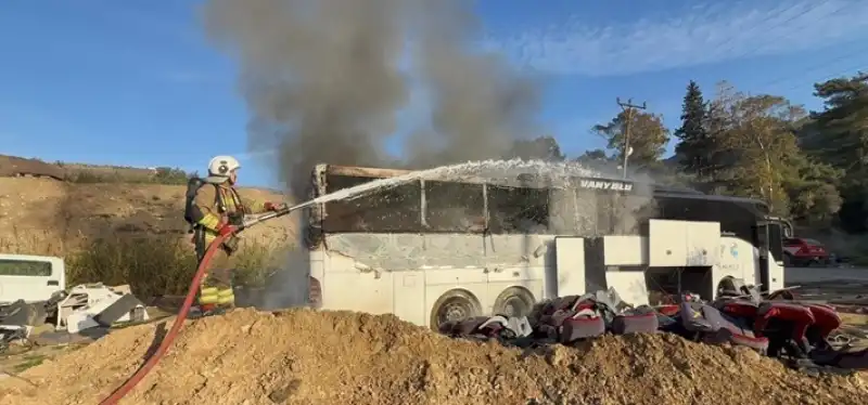 Hatay'da Tamirhanedeki Otobüste çıkan Yangın Söndürüldü