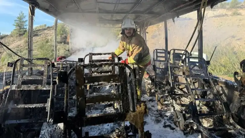 Hatay'da Tamirhanedeki Otobüste çıkan Yangın Söndürüldü