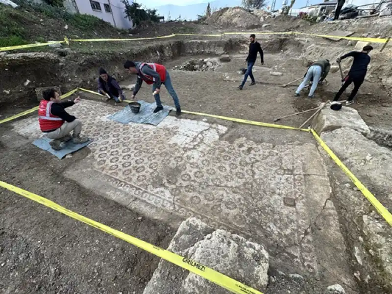 Hatay'da Temel Kazısında Geç Antik Çağ'a Ait Mozaik Bulundu