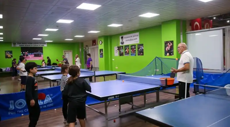 Veteran Masa Tenisçi Mehmet Kasapoğlu, 50 Yıllık Deneyimini çocuklara Aktarıyor