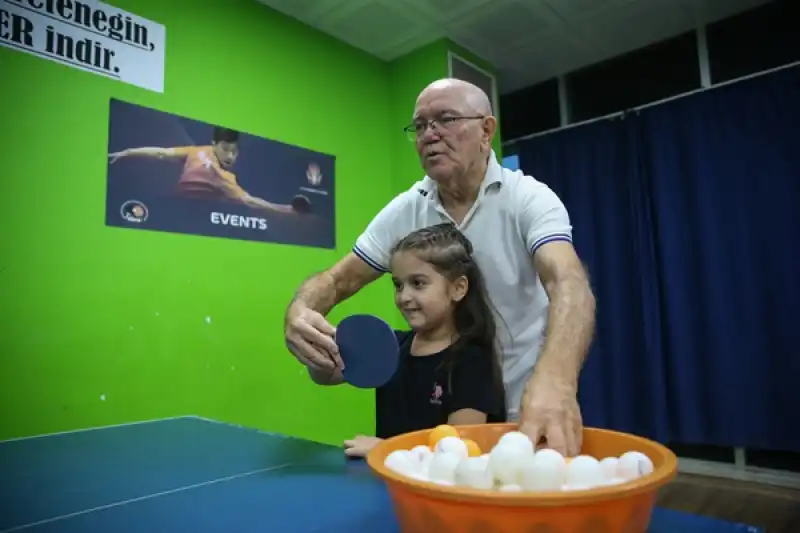 Veteran Masa Tenisçi Mehmet Kasapoğlu, 50 Yıllık Deneyimini çocuklara Aktarıyor