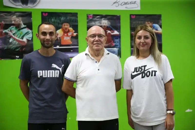 Veteran Masa Tenisçi Mehmet Kasapoğlu, 50 Yıllık Deneyimini çocuklara Aktarıyor