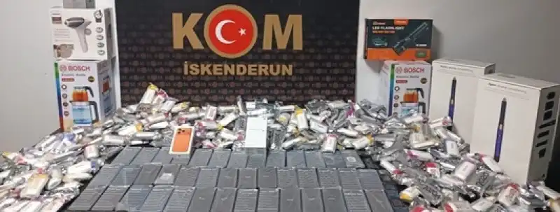 Hatay'da Otomobilin LPG Tankı Ve Tavan Döşemesinde Kaçak ürünler Bulundu 