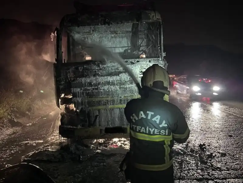 Antakya'da Seyir Halindeki Tırda çıkan Yangın Söndürüldü